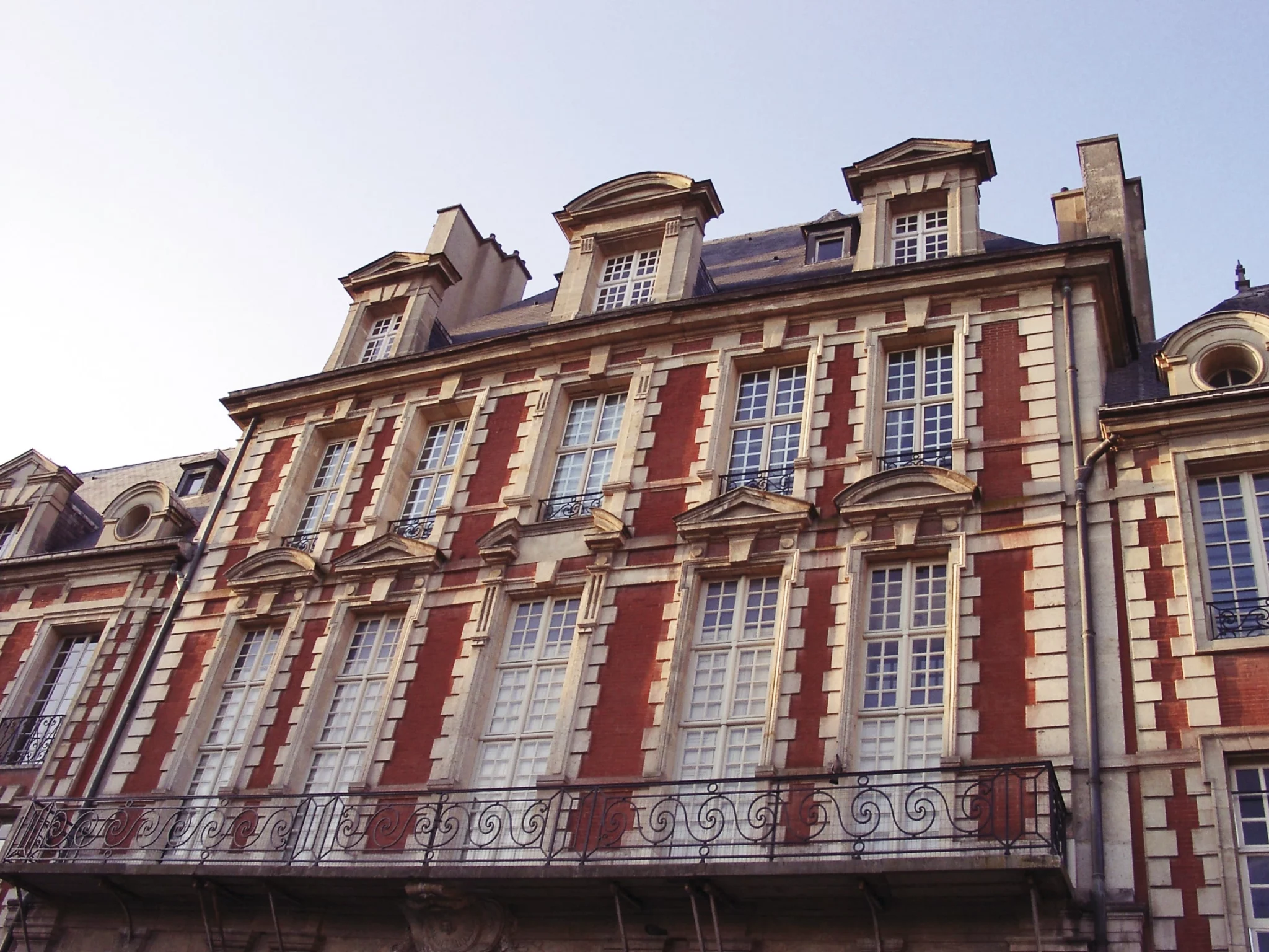 Vue Ext_Inova_croisillon_cimaise-min