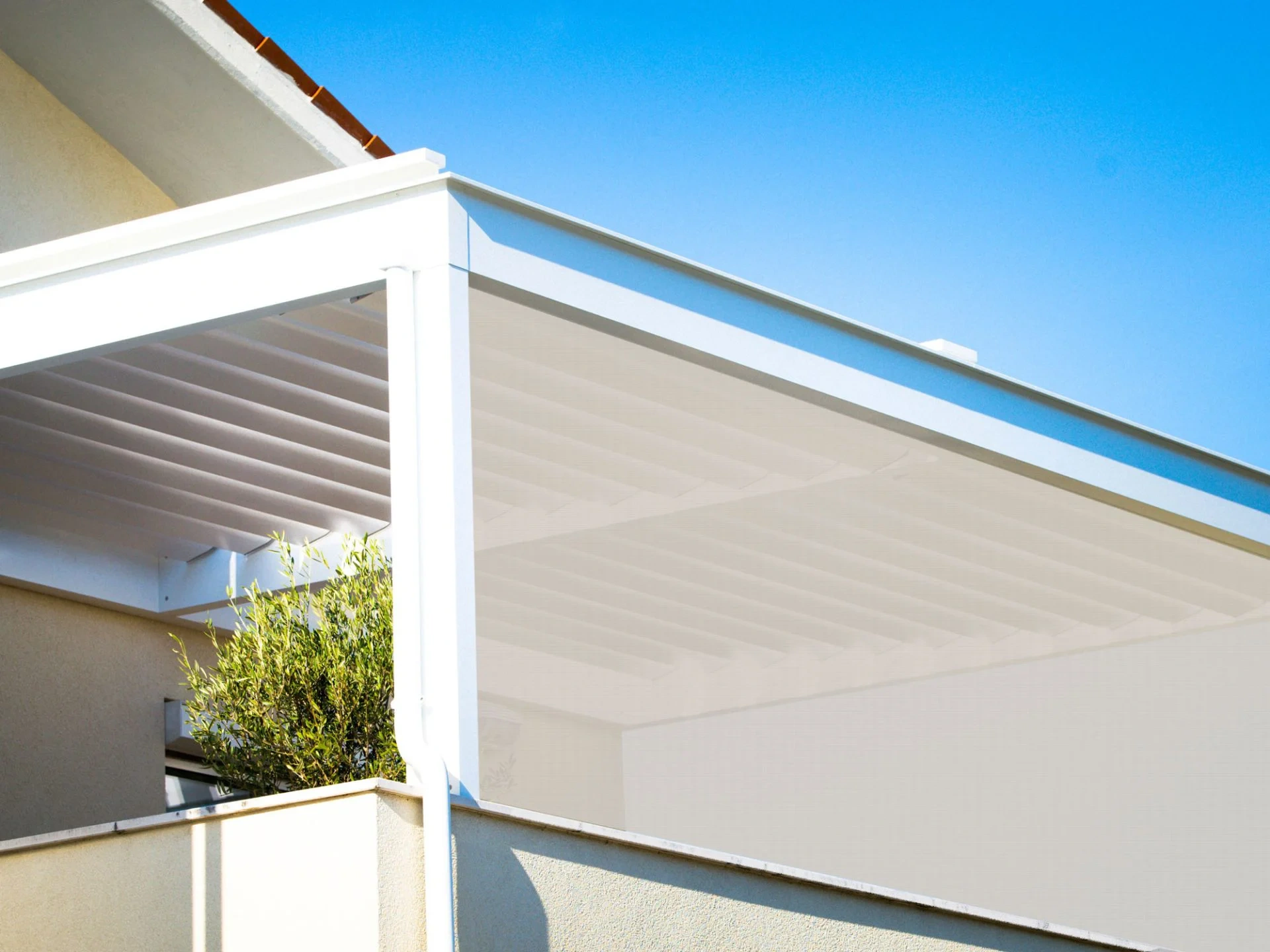 bubendorff-volet-store-sur-pergola-pour-protection-solaire-1920x1440