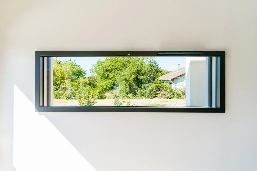 Fenêtre bandeau en aluminium noir, minimaliste et panoramique, pour un éclairage optimal