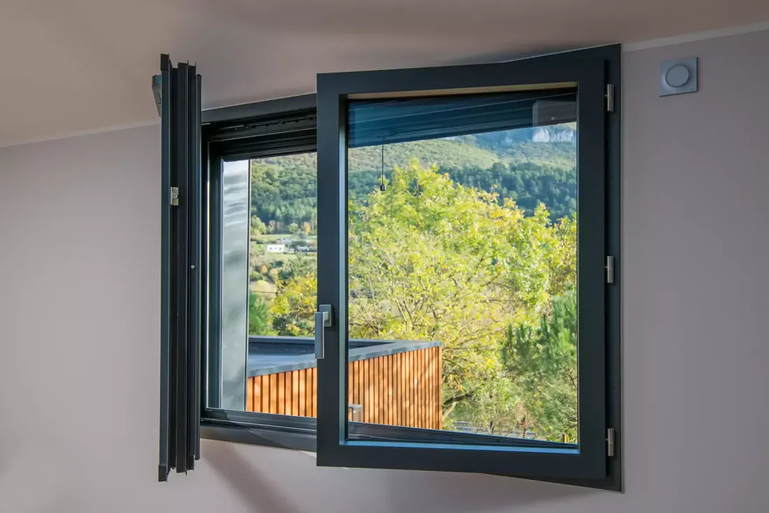 Fenêtre aluminium oscillo-battante double vantaux, couleur anthracite, avec vue sur le paysage de montagne près de pau