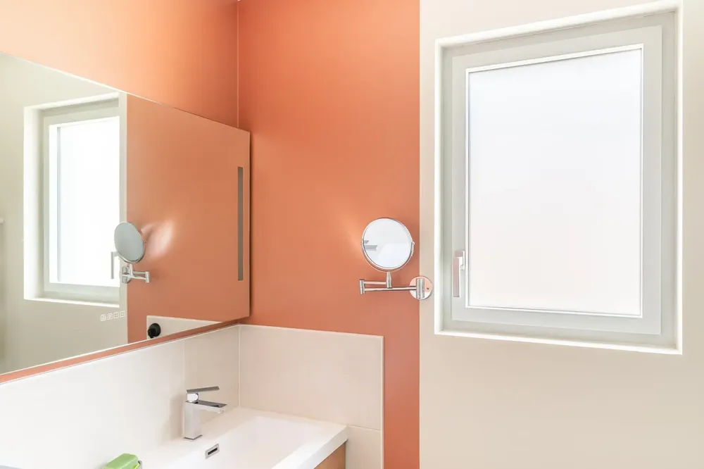 Fenêtre oscillo-battante en aluminium blanc pour salle de bain, avec vitrage dépoli (opaque) assurant l'intimité à Pau