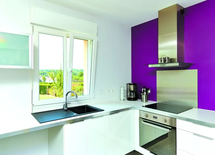 Fenêtre PVC blanche oscillo-battante au-dessus de l'évier dans une cuisine moderne à Pau