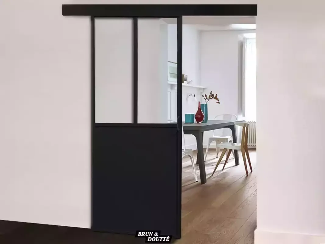 Porte coulissante d'intérieur en applique, style atelier en acier noir, avec soubassement plein