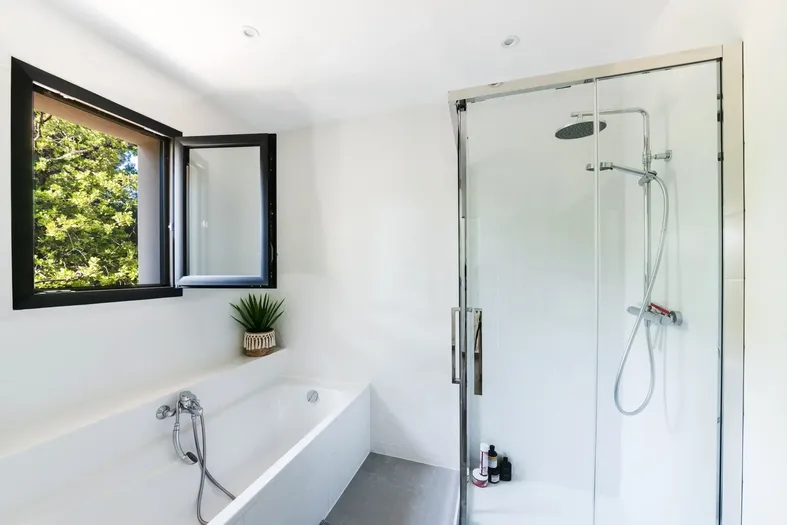 salle-de-bain-modernes-fenetre-pvc-pau