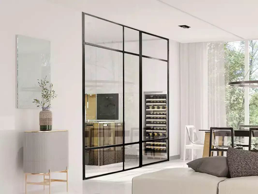 Verrière d'atelier en acier noir, style industriel minimaliste, séparant un salon et une cuisine moderne