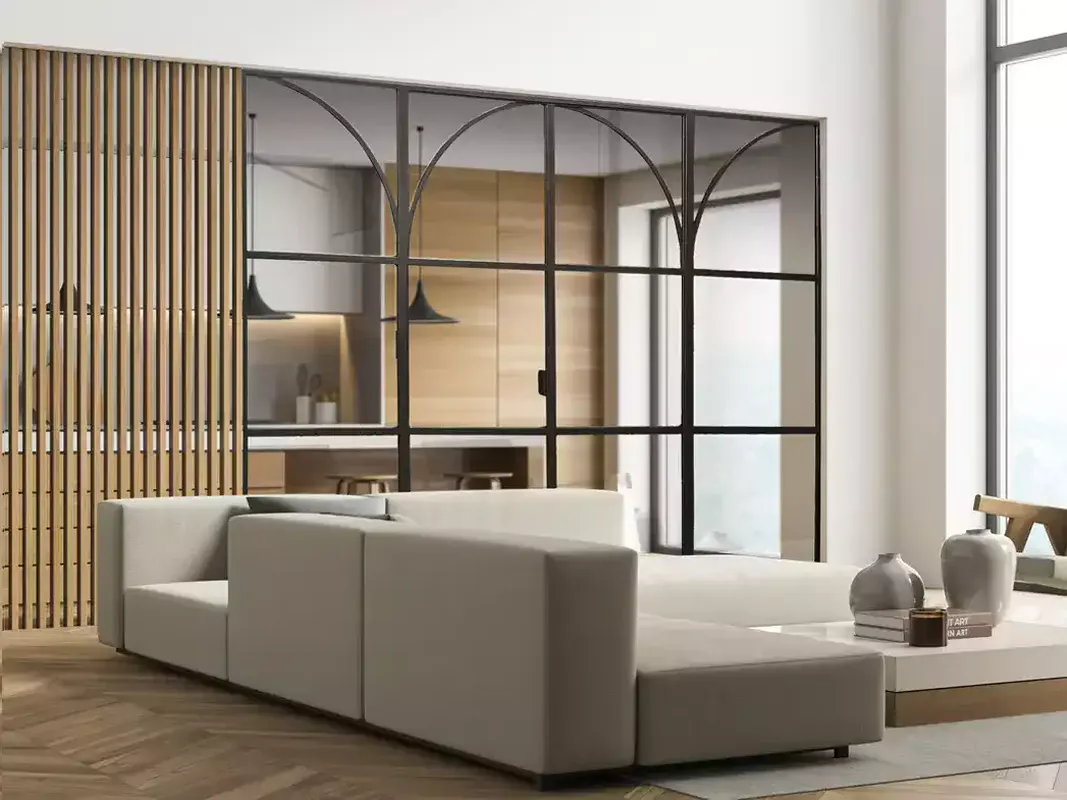 Verrière d'intérieur en acier noir avec motifs en arcades pour une cloison de style moderne et design.