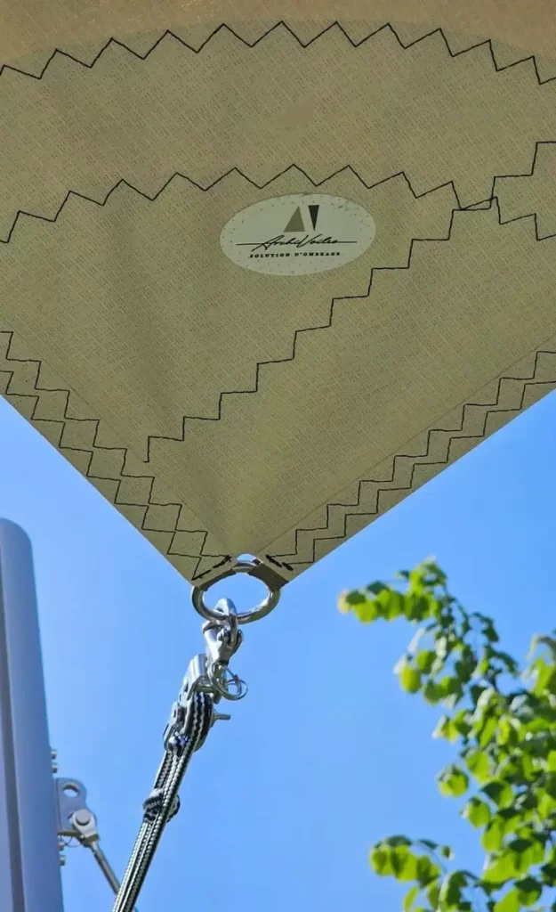 Détail gros plan de la fixation et des coutures d'une voile d'ombrage haut de gamme