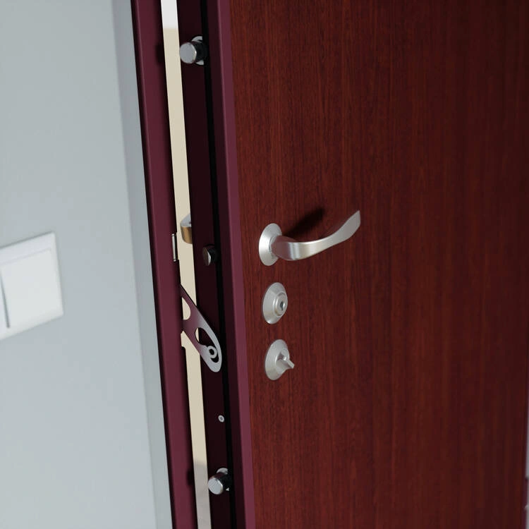 Gros plan sur les pênes de la serrure multipoints et le bloc-porte d'une porte blindée Picard effet bois foncé.
