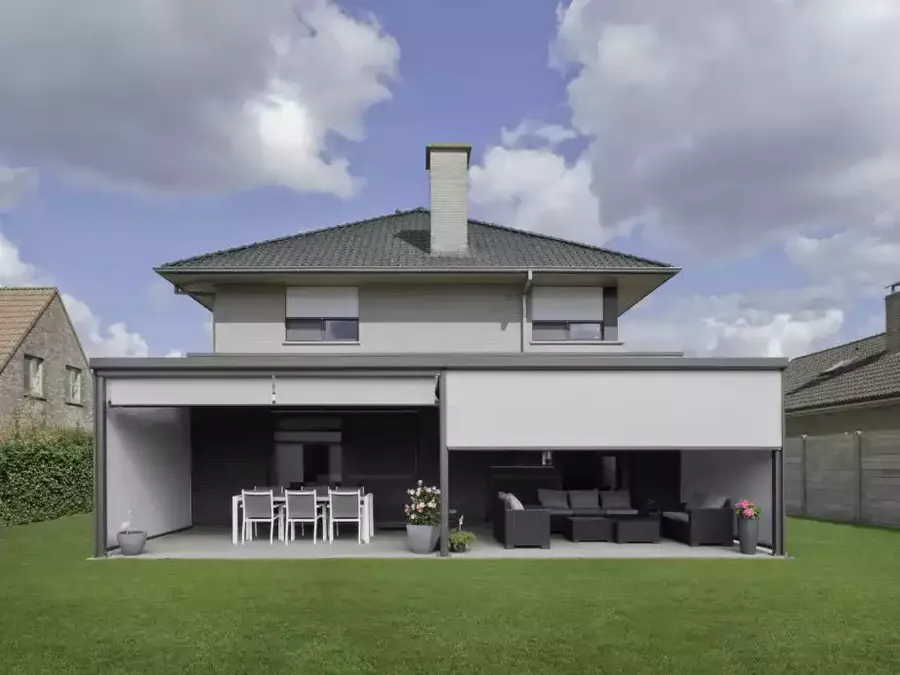 Grande pergola cubique adossée à une maison paloise, avec stores latéraux verticaux fermés, aménagée en salle à manger et salon extérieur.
