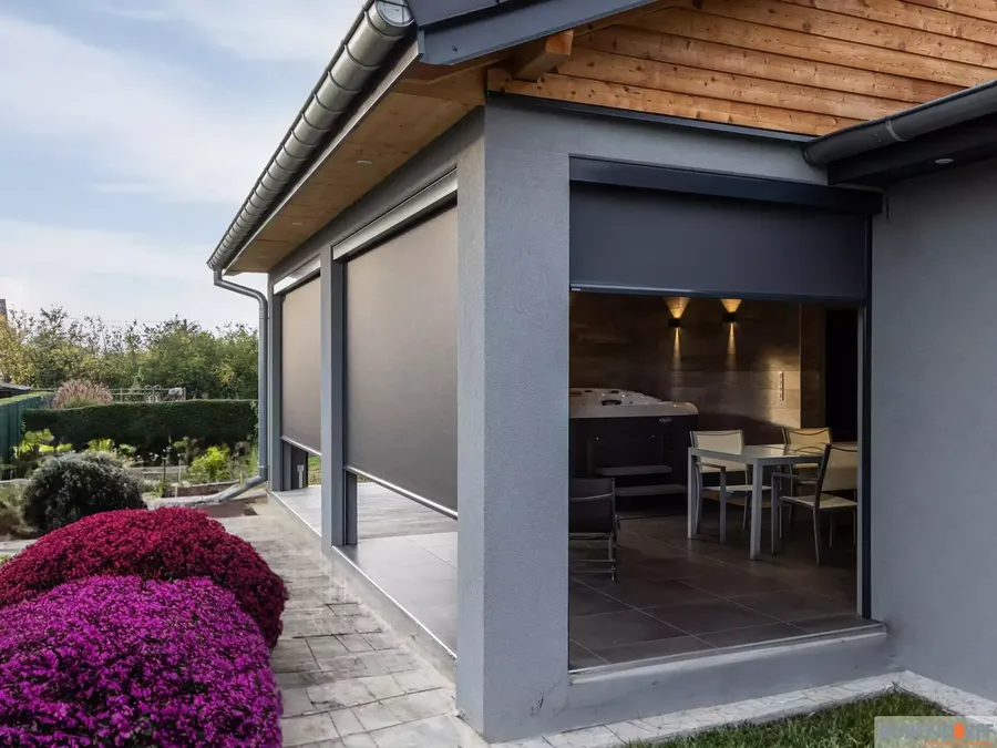 Stores screens solaires verticaux intégrés à une pergola moderne, offrant une protection solaire anti-chaleur et une résistance au vent.