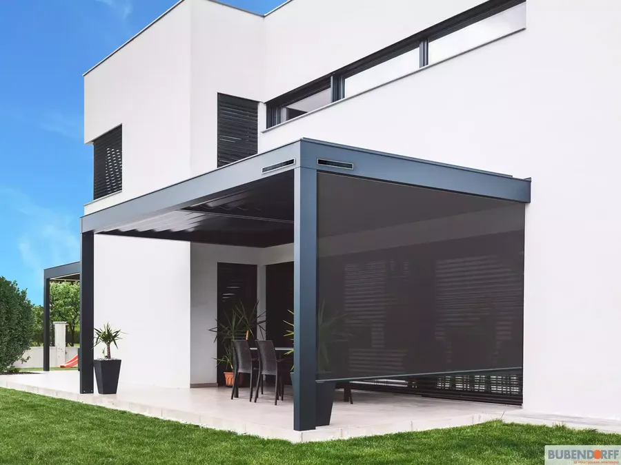 Stores screens verticaux ZIP Bubendorff noirs, installés sous une avancée de toit pour protéger de la chaleur une terrasse aménagée à Pau.