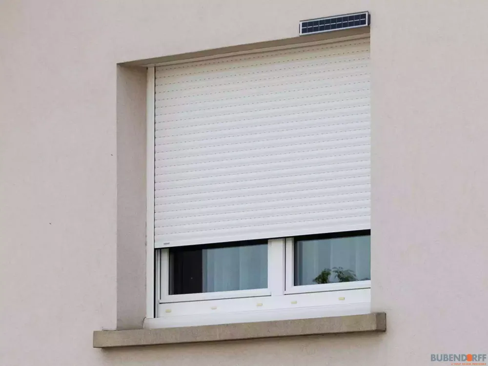 Volet roulant solaire blanc, modèle traditionnel BUBENDORFF pour fenêtre, avec capteur intégré.