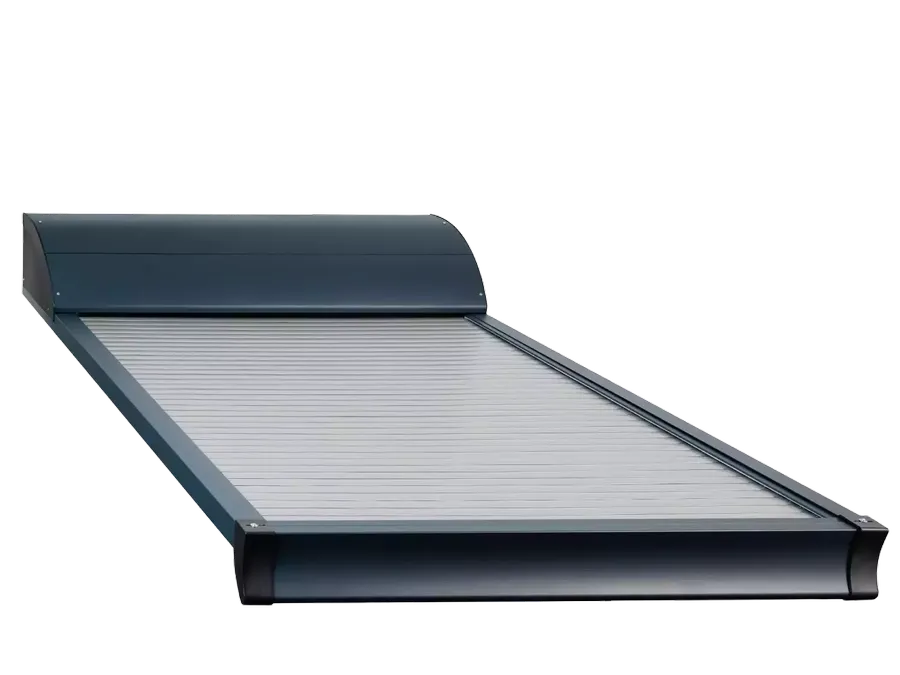 Volet roulant motorisé horizontal Rolax, pour toiture de véranda, offrant une protection solaire et thermique optimale.