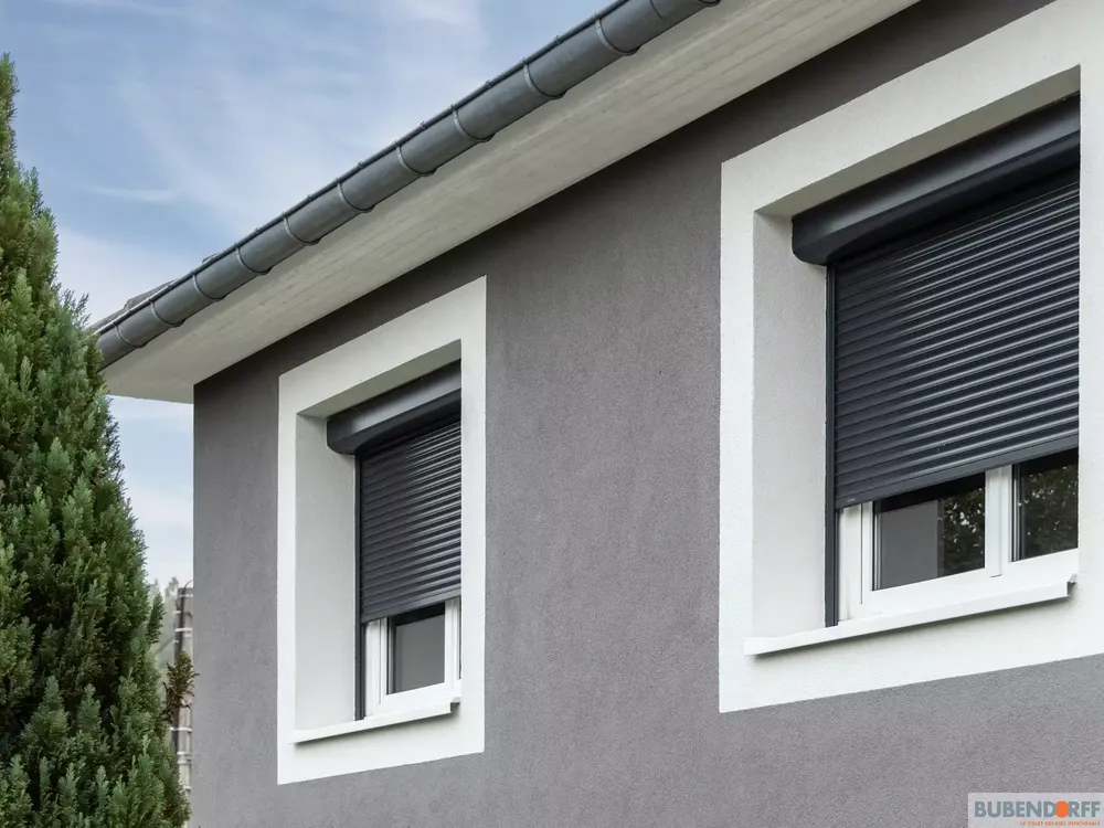 Gros plan sur un volet roulant solaire autonome BUBENDORFF, montrant le capteur et ses lames en aluminium.