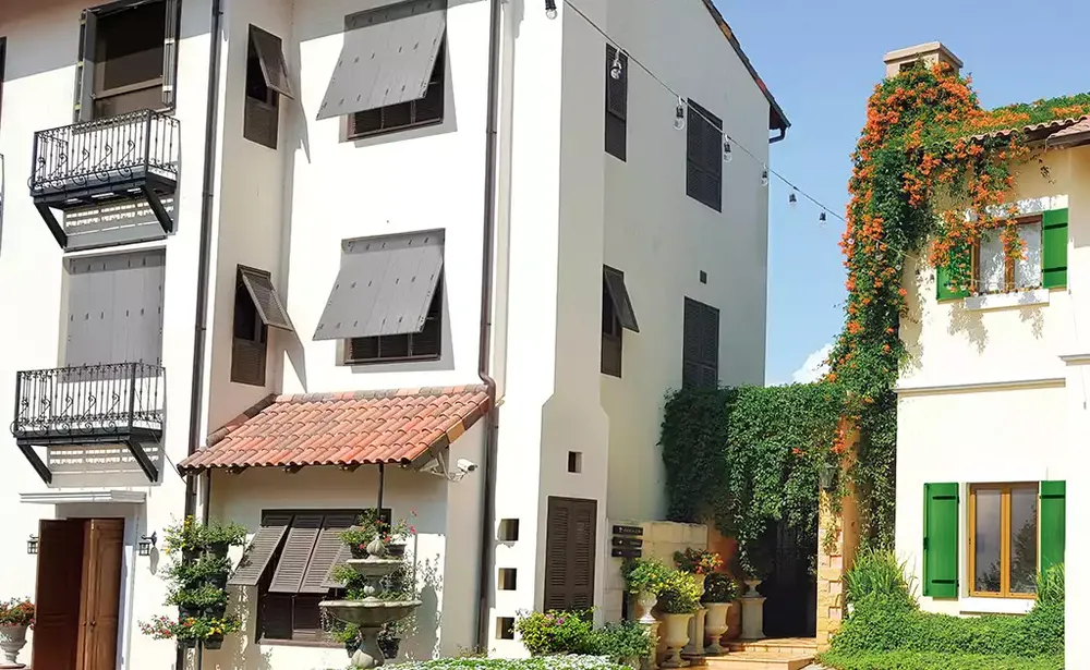 Volets persiennes gris installés dans une résidence moderne à Pau